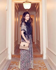 昆凌時(shí)裝周造型引爭議 毛草皮衣混搭印花裙，顯胖顯老引熱議